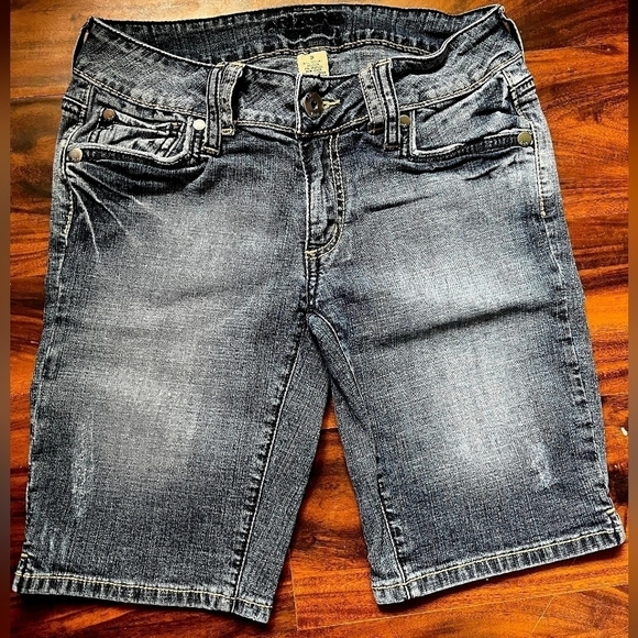 Arizona Dark Wash Sandblasted Denim Blue Bermuda Shorts Juniors Size 3 Cute EUC - Picture 1 of 5
